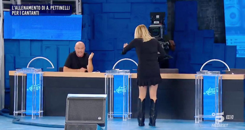 Lite furiosa fra Zerbi e Pettinelli, interviene la produzione per allontanare gli allievi: “Uscite voi!” preview