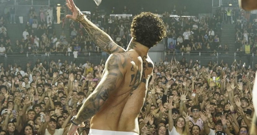 Tony Effe lancia i calzini usati: una fan li prende ma ha la fobia dei piedi preview