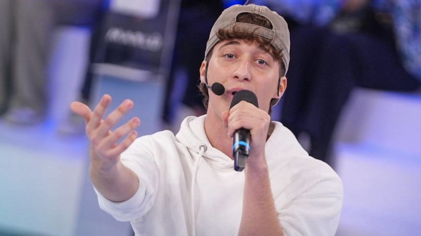 Vybes di Amici svela come approccia le ragazze su Tinder, ma viene criticato preview