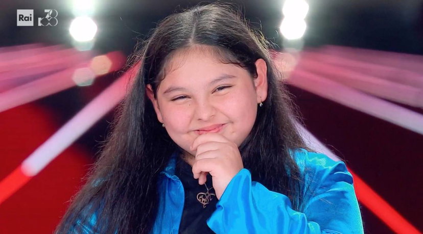 The Voice Kids, Annamaria si inceppa ma si girano tutti: “Da piccola sono stata bullizzata” preview