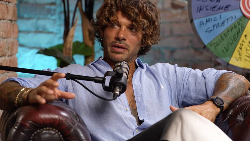 Claudio Sona parla dei “gay folkloristici in tv” e di Mario Serpa: “Non faceva per me” preview