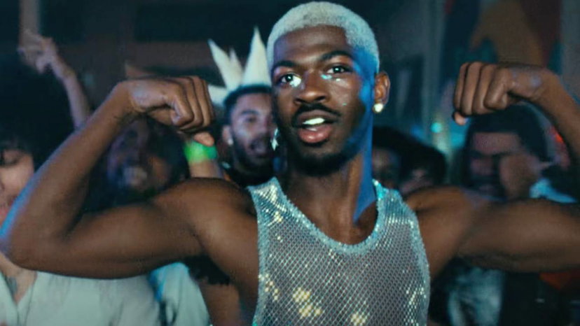 Lil Nas X paparazzato mentre bacia un altro cantante: “Un appuntamento” preview