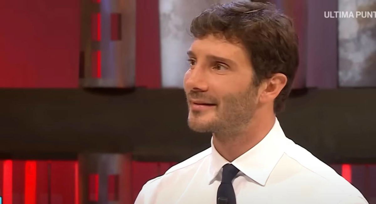 Stefano De Martino parla di Amadeus e Striscia la Notizia e non esclude Sanremo: “Nel mio contratto c’è” article-post