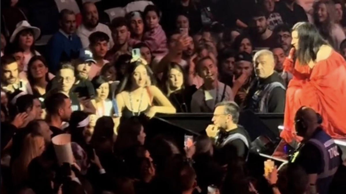 Laura Pausini interrompe il concerto perché due donne litigano: “Chiedetevi scusa!” article-post