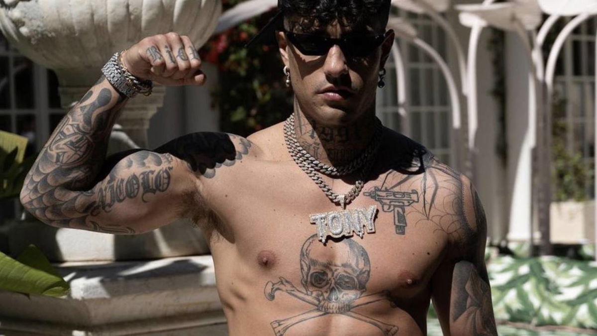 Tony Effe: “Abituato a essere il bello del gruppo, da piccolo mi imbruttivo” article-post