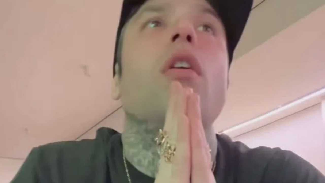 Fedez pubblica (poi cancella) una storia (forse) per Tony Effe