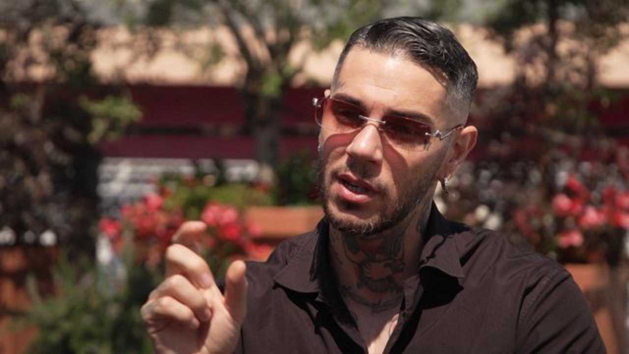 Emis Killa si ritira da Sanremo 2025 dopo essere stato indagato per associazione a delinquere