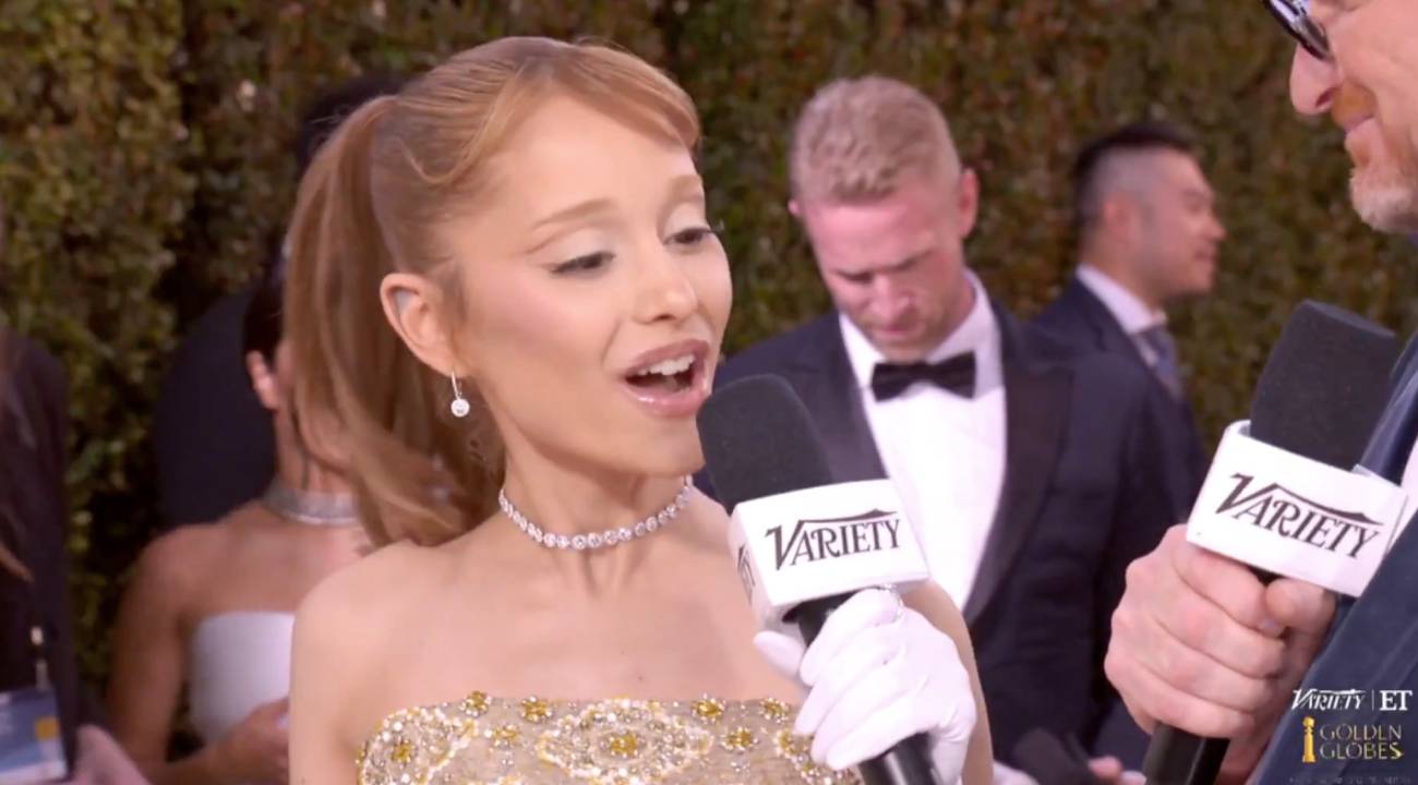 Ariana Grande ai Golden Globes, una giornalista la mette in imbarazzo – il video