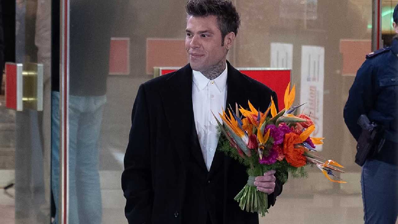 Perché Fedez aveva le lenti a contatto nere a Sanremo: parlano i giornalisti