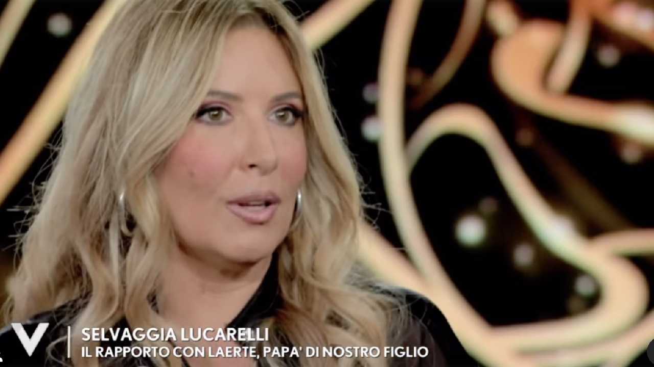 Selvaggia Lucarelli a Verissimo: “Chiara Ferragni? Provo empatia, ha pagato abbastanza”