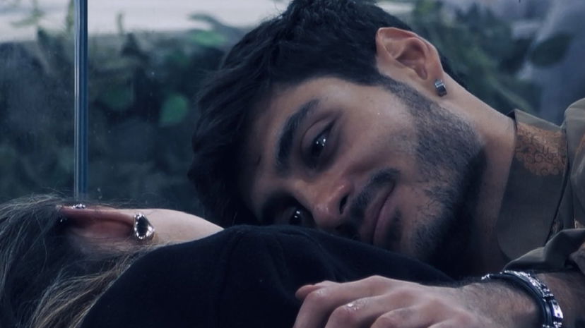 Triangolo rovesciato, Helena e Javier molto vicini nella notte: “Sei speciale e bellissima” preview