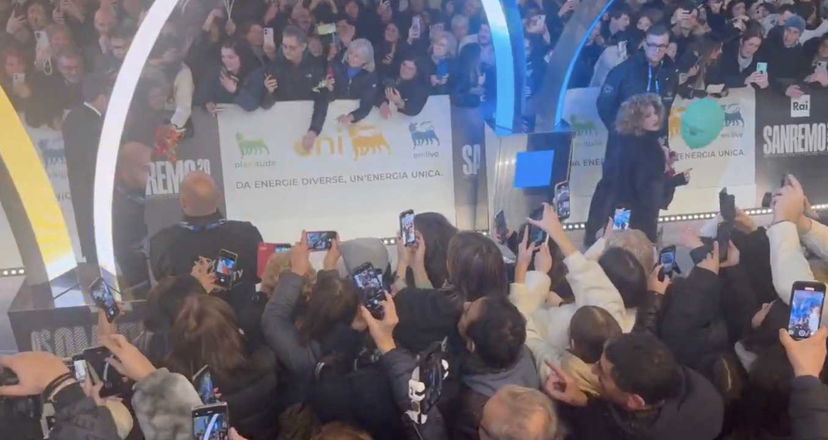 “Rissa sfiorata fra giornalisti” a Sanremo. Ema Stokholma conferma: “Insulti e spinte” preview