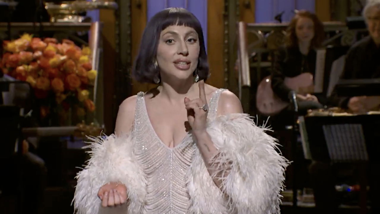 Gaga si prende in giro per il flop di Joker nel monologo al SNL