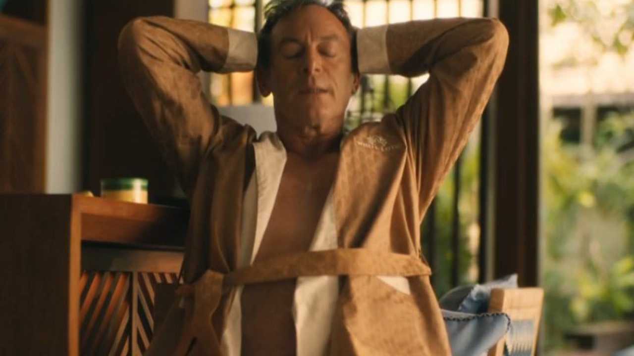 Jason Isaacs aveva una protesi per la scena dell’accappatoio in The White Lotus?