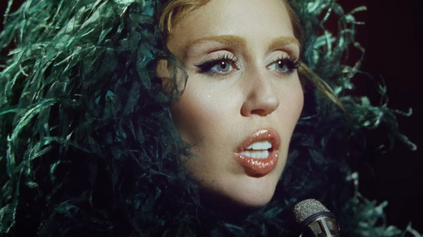 Miley Cyrus è tornata, ecco il singolo Something Beautiful preview