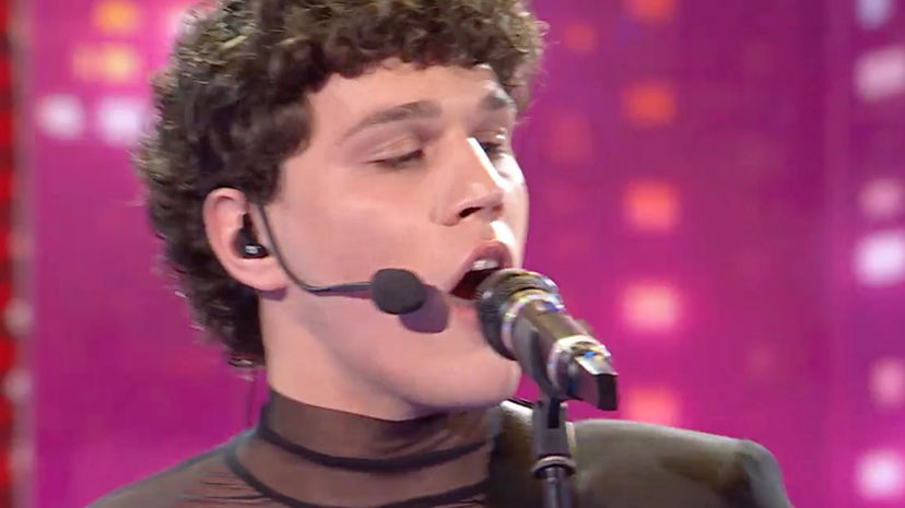 Nicolò canta senza post produzione ad Amici: “Errore tecnico?” preview