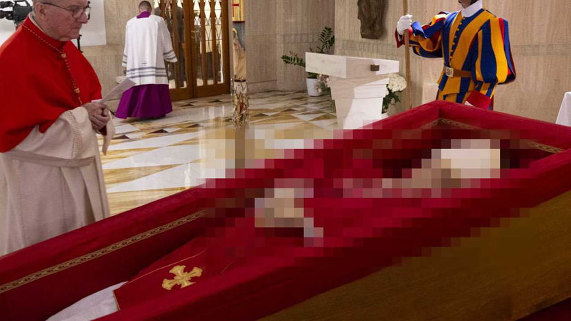 Il Vaticano diffonde le foto di Papa Francesco: “Funerali sabato 26 aprile” preview