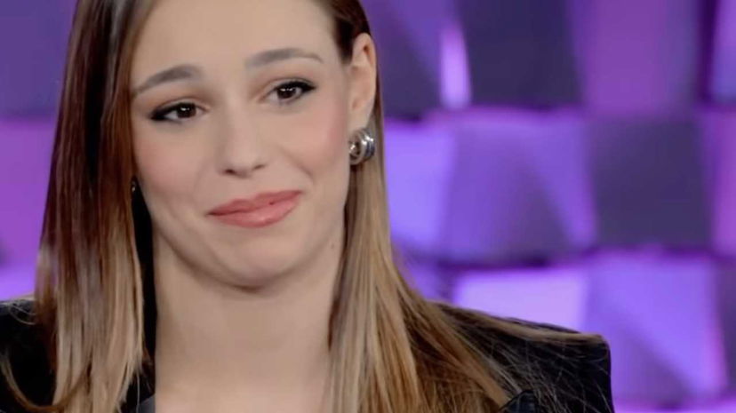 Alessia Pecchia vittima di bullismo alle superiori? Un’ex compagna di classe l’attacca: “Bugiarda!” preview