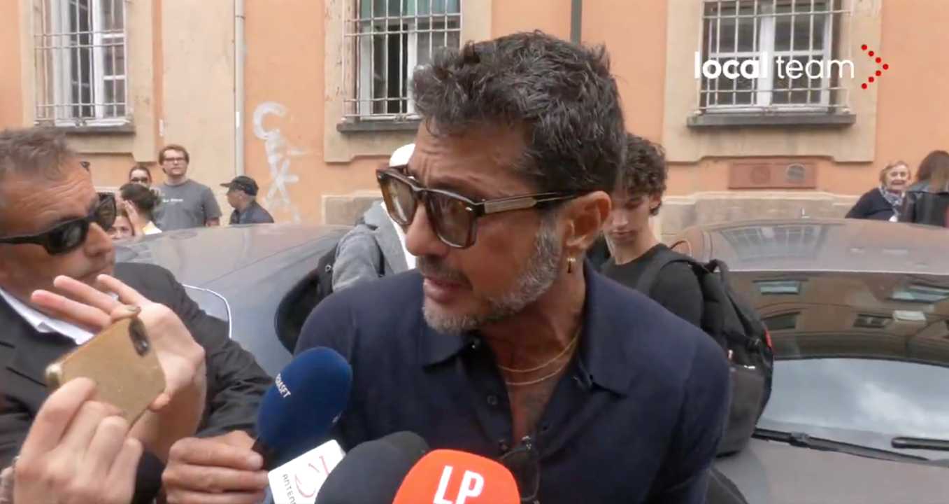 Garlasco, Corona circondato dai giornalisti fuori la Procura: tutti gli aggiornamenti