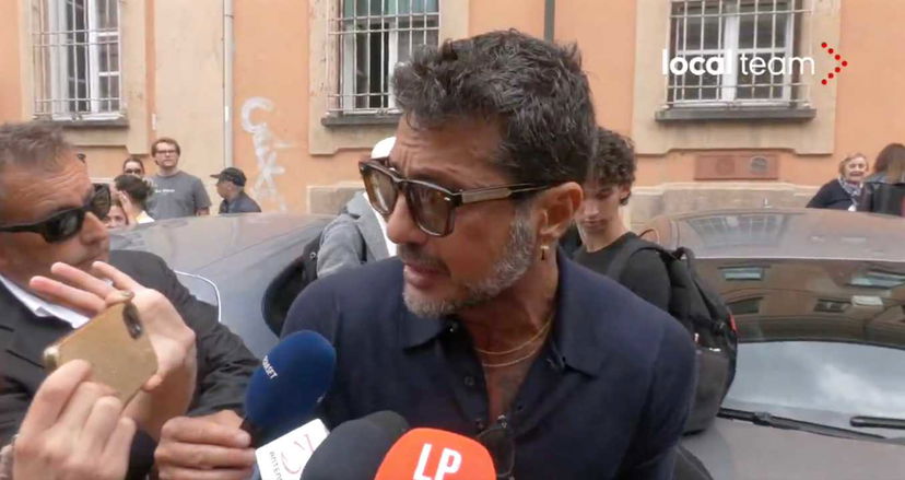 Garlasco, Corona circondato dai giornalisti fuori la Procura: tutti gli aggiornamenti preview