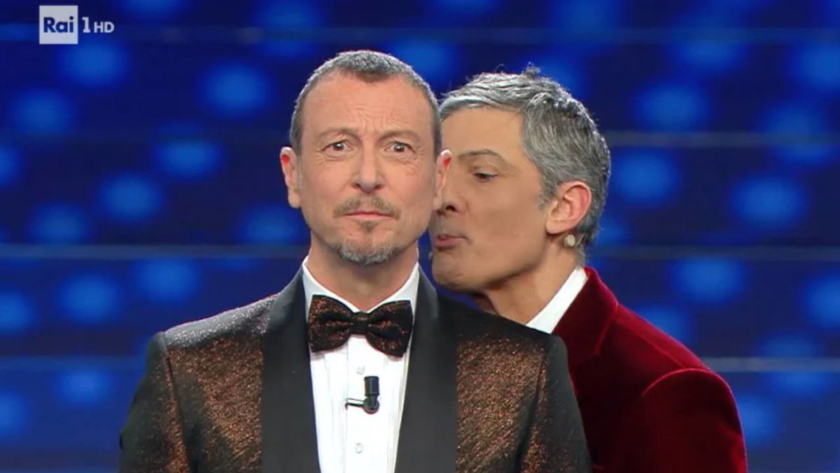 Fiorello chiama Amadeus e scherza sullo share: “Puoi tornare in Rai” article-post