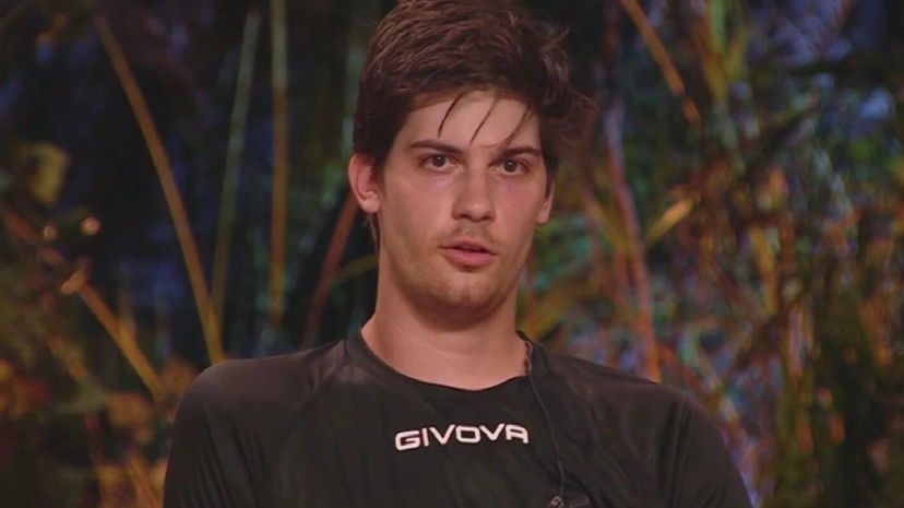 Lorenzo Tano spiazza: dietro al ritiro di due naufraghi c’è il suo zampino preview