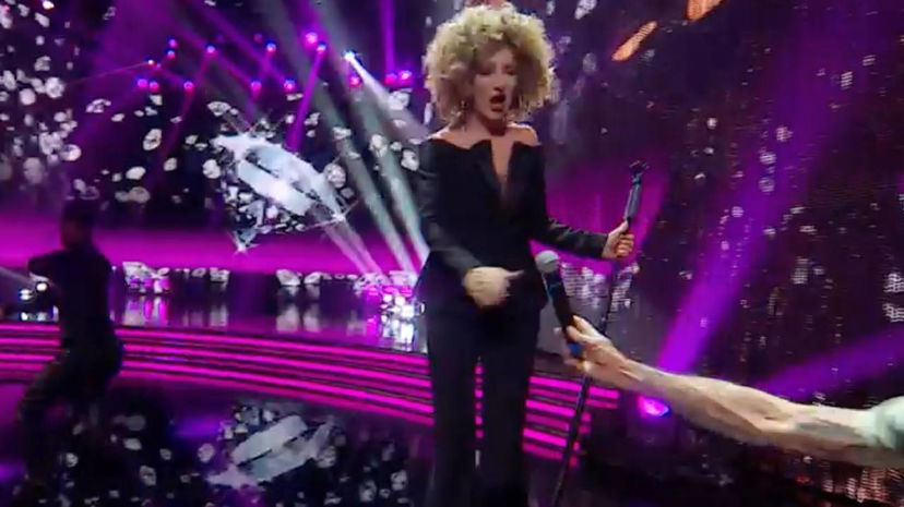 Marcella Bella dimentica il microfono a Sognando Ballando preview