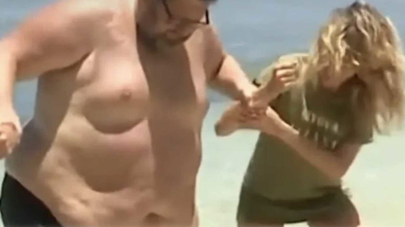 Loredana Cannata aiuta Adinolfi a uscire dal mare, il commento di lui preview