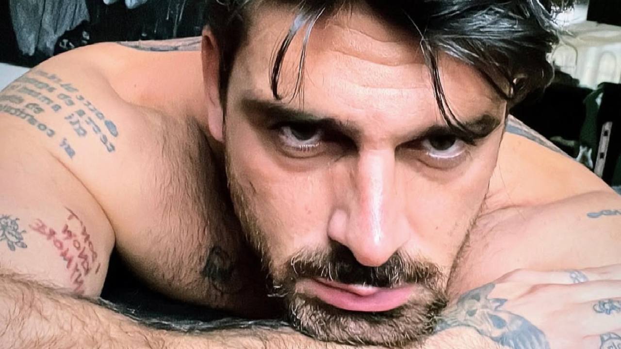 Michele Morrone si apre: “Ho baciato dei maschi, sono curioso”