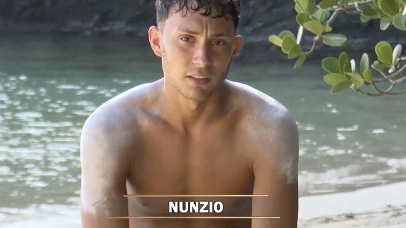 Nunzio Stancampiano ci prova con una naufraga: “Qualcosa c’è” preview