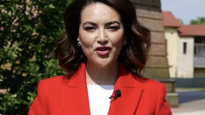 Rajae di Striscia trascinata per i capelli, presa a pugni e minacciata con un’ascia preview