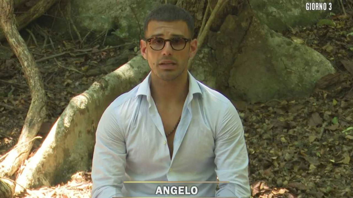 Angelo Famao, retroscena su L’Isola dei Famosi: cosa aveva dentro il costume article-post