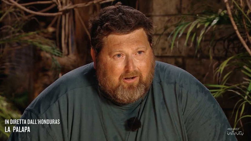 Mario Adinolfi a L’Isola dei Famosi: fra i privilegi anche la visione della messa domenicale preview