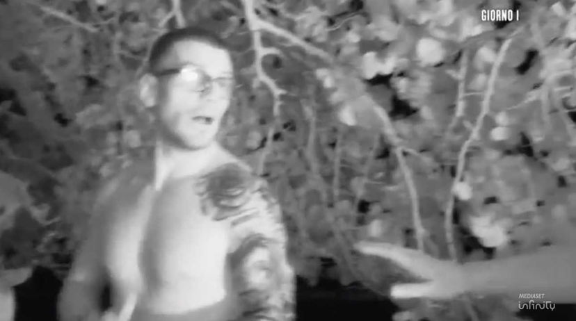 La produzione interviene a L’Isola dei Famosi: i naufraghi hanno già infranto il regolamento preview