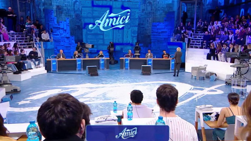Cambiamenti ad Amici, fuori due prof? I due volti noti che potrebbero arrivare preview