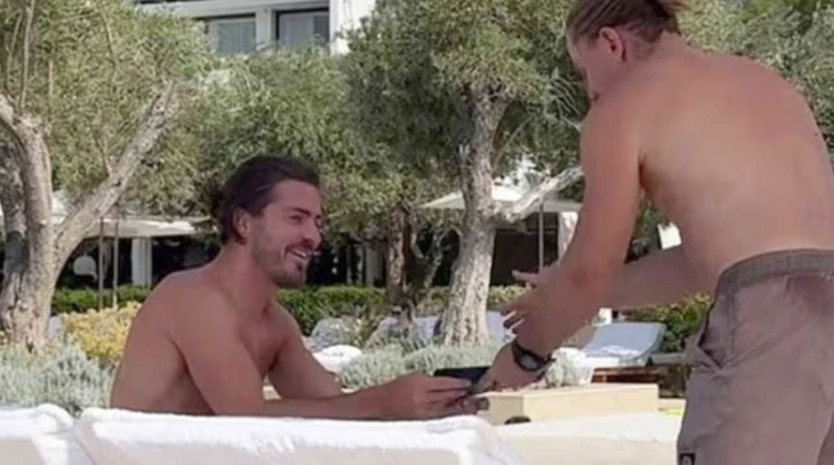 Grealish crede di firmare un autografo ma paga il conto di un tifoso article-post