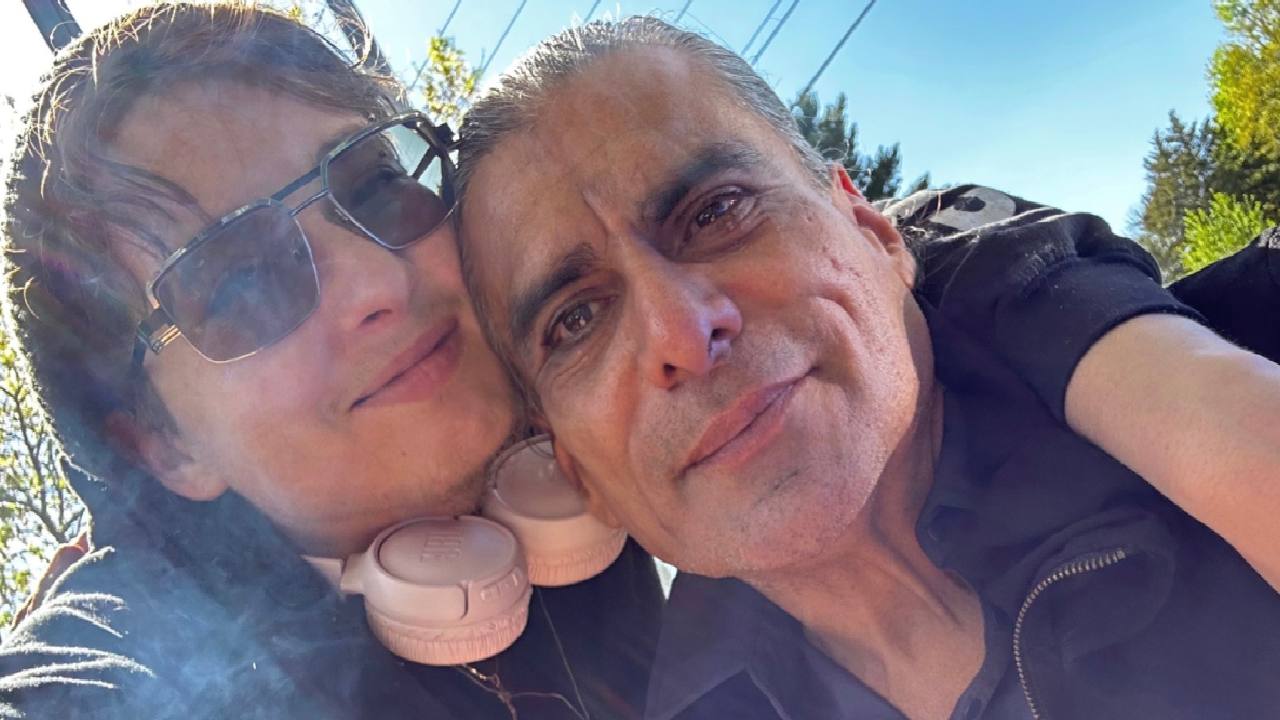 L’attore Jonathan Joss ucciso da un vicino “omofobo”, la lettera del marito: “Ci odiava perché gay”