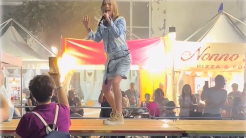 Loredana Errore canta, ma sotto al palco non c’è quasi nessuno preview