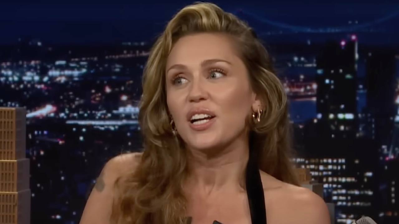 Miley Cyrus senza peli sulla lingua, singolo, album e duetto di cui si pente: “Spazzatura”