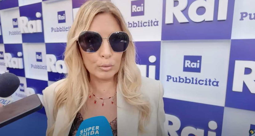 Selvaggia Lucarelli si rifiuta di rispondere a una sola domanda durante i Palinsesti Rai preview