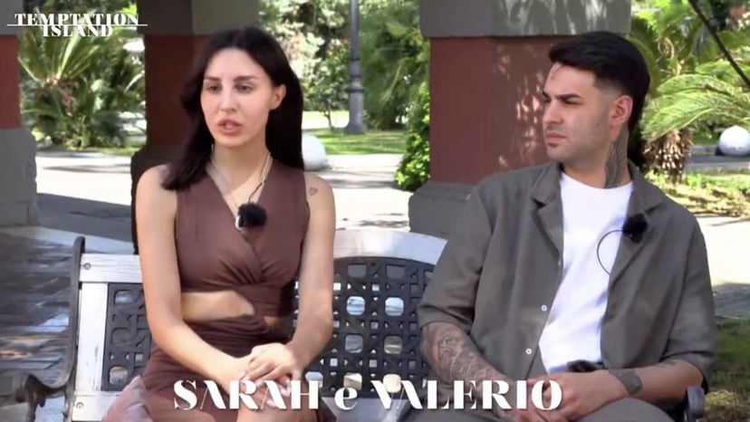 Valerio e Sarah, quinta coppia di Temptation Island: lei chat con due uomini preview