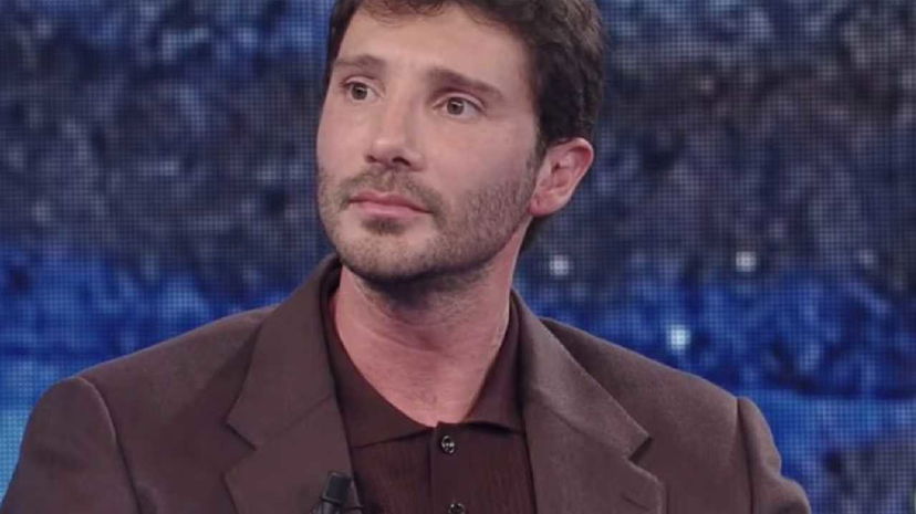 Un collega punge De Martino che viene avvistato in barca avvinghiato a una bionda preview