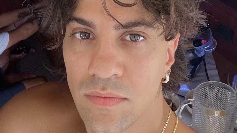 Tedua mostra il nuovo fisico: “Non ne sono molto fiero, ma stica” preview