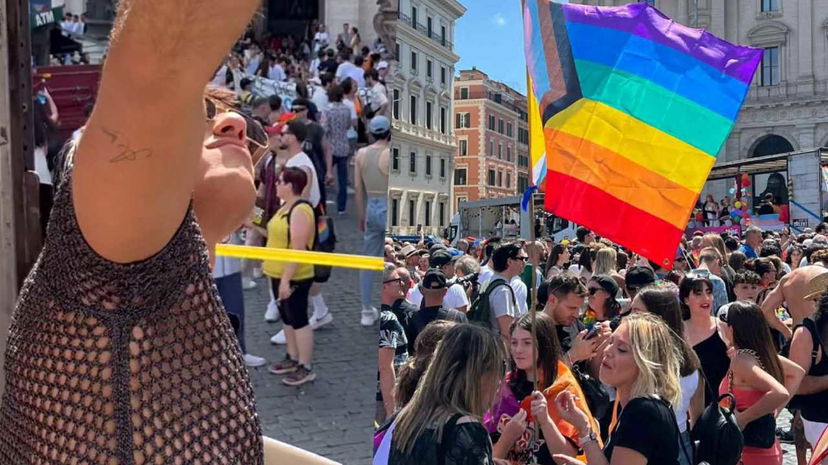 Due vincitori di Amici al Roma Pride preview