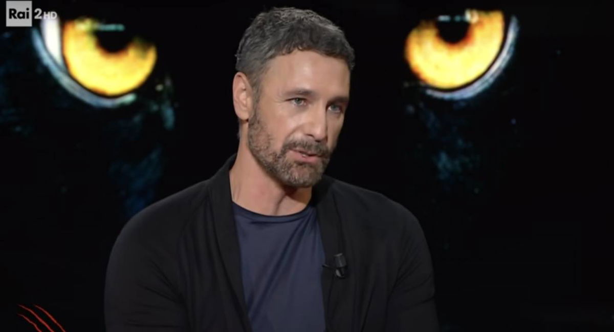 Conduttore difende Raoul Bova: “Nessuno in suo soccorso” article-post