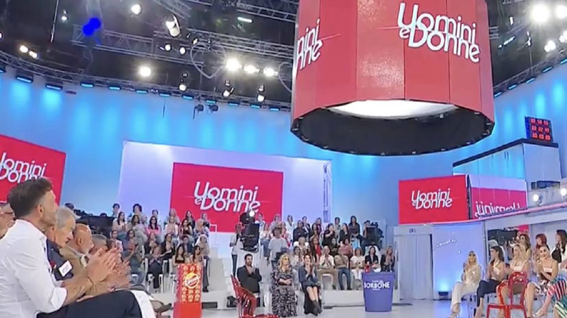 Uomini e Donne, truffa ad un aspirante tronista: “Erano finte autrici” preview