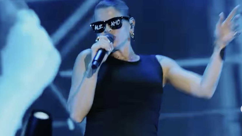 Penelope si prende la scena in concerto e scalcia, Alessandra Amoroso si interrompe: “Scusate” preview