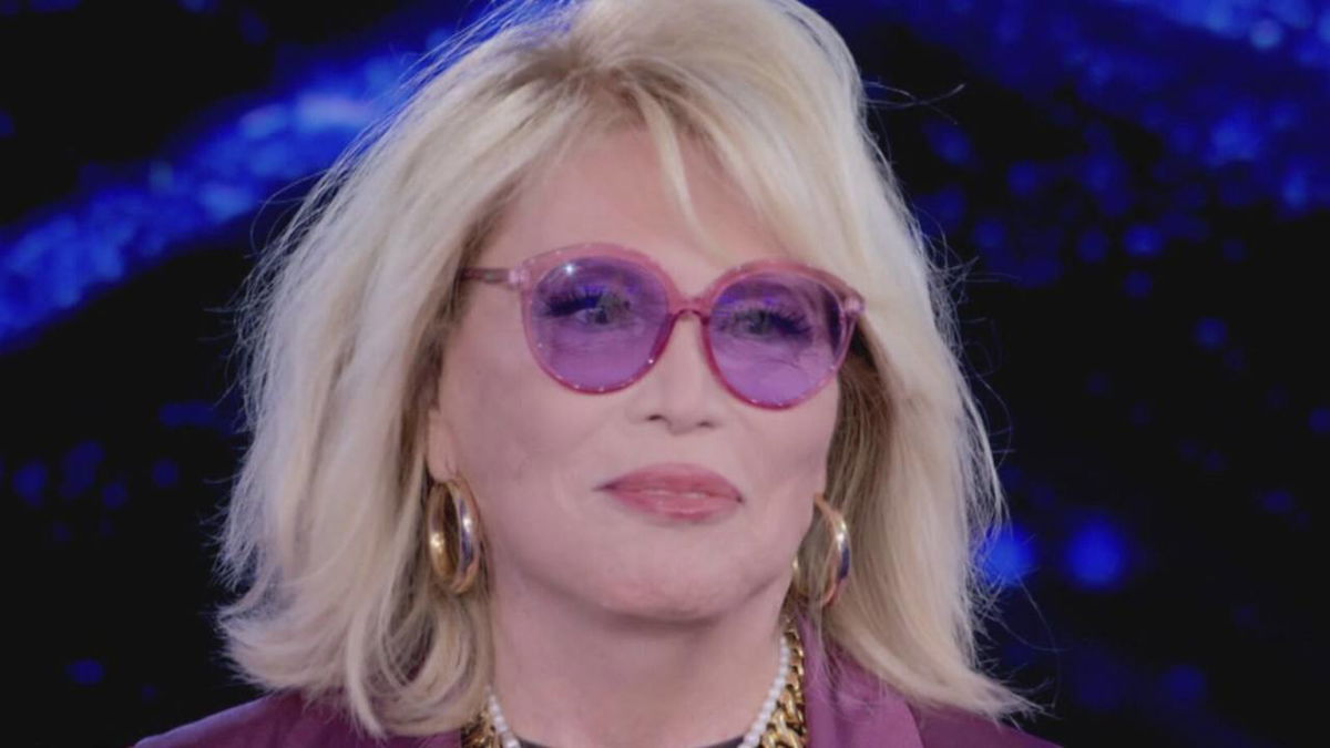 Amanda Lear furiosa: “Vittima di outing e transinvestigation” article-post