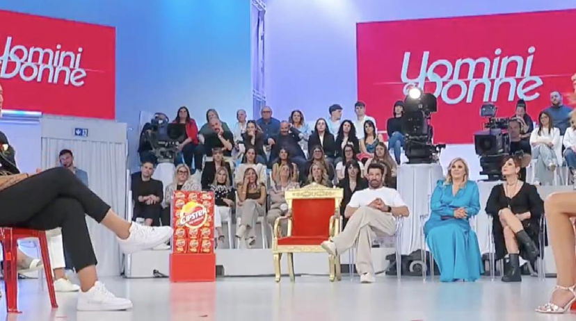 Anticipazioni di Uomini e Donne: confronti, ritorni e attacchi preview