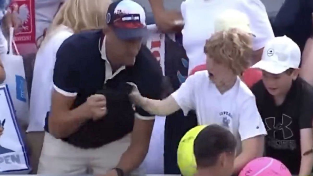 Milionario ruba il cappellino regalato da un tennista a un bambino article-post